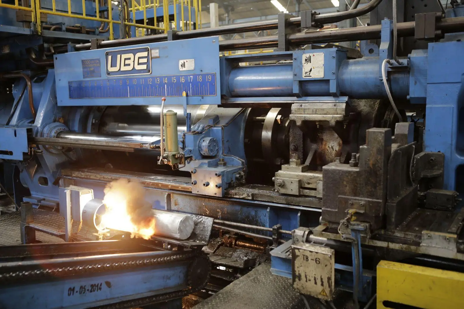 2,000-ton bed-type aluminum extruder